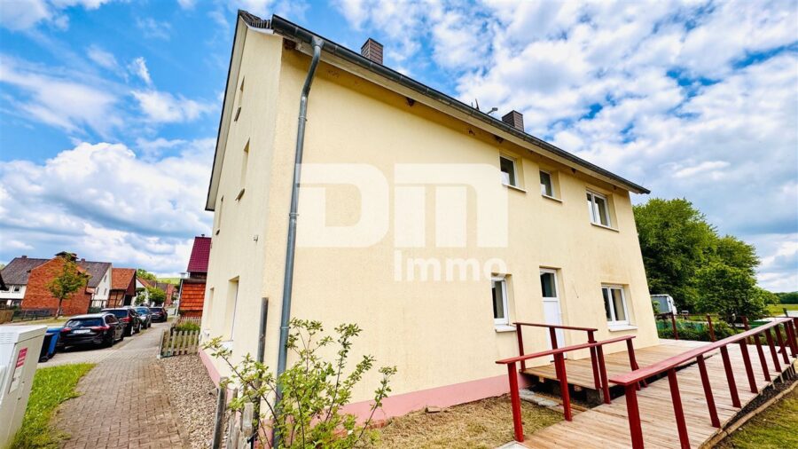 Kernsaniertes 1-2 Familien Fachwerkhaus in naturnaher Ortsrandlage - Seitenansicht / Zugang Terrasse ebenerdig